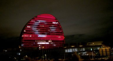 BBVA, Madrid'deki genel müdürlük binasına Türk bayrağı yansıttı