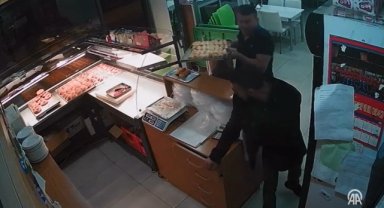 Börekçi iş yerine giren hırsızı tepsiyle kovaladı