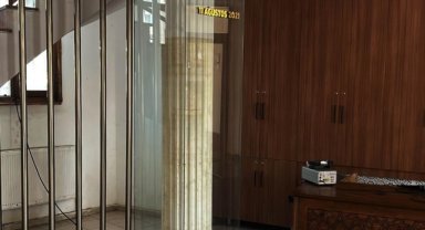 Bozkurt'taki sel felaketinin izini gösteren kolon, belediye tarafından camekanla korunuyor