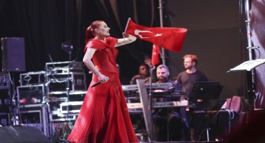Candan Erçetin, Cumhuriyet'in 100. yılı kutlamaları kapsamında Ankara'da konser verdi