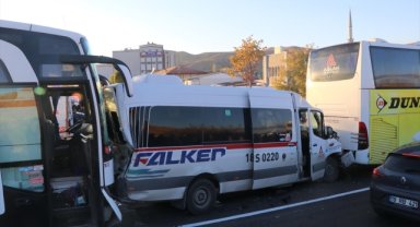 Çankırı'da işçileri taşıyan 3 otobüsle bir minibüsün karıştığı zincirleme kazada 36 kişi yaralandı