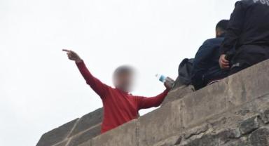 Ceza kesilen seyyar satıcı kale surlarına çıkarak intihara teşebbüs etti