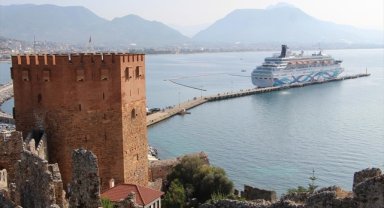 "Crown Iris" isimli kruvaziyer 1671 yolcusuyla Alanya'ya geldi