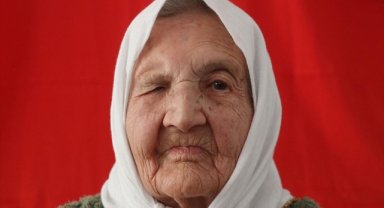 Cumhuriyet'le yaşıt Fahriye nine, Cumhuriyet'in 10. yıl kutlamalarını dün gibi hatırlıyor