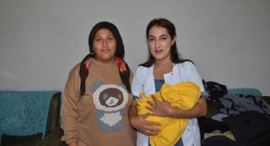 Dağ ilçesinde yaşayan riskli gebe, ebenin müdahalesiyle bebeğini kucağına aldı