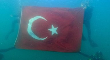 Dalgıçlar Van Gölü'nde Türk bayrağı açtı