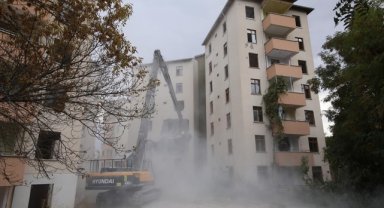 Darende'de ağır hasarlı binalar yıkılıyor