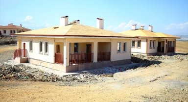 Depremden etkilenen Türkoğlu'nda köy tipi afet konutları teslimata hazır