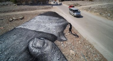 Depremlerin vurduğu Hatay'da yıkıntılar arasında birliktelik ve yardımlaşmayı resmediyor