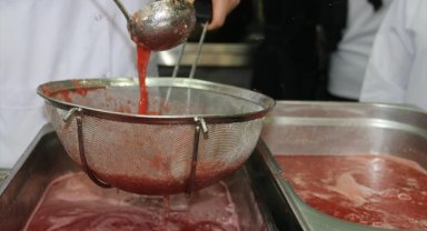 Diyarbakır karpuzu, usta ellerde tatlı, yemek ve içeceklere dönüşüyor