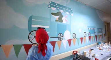 Düzce'de hastanenin çocuk acil servisi, gönüllü gençlerin çocukluk hayalleriyle süslendi