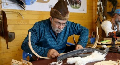 Emekli öğretmen şampiyonlar için geleneksel Türk yayı üretiyor