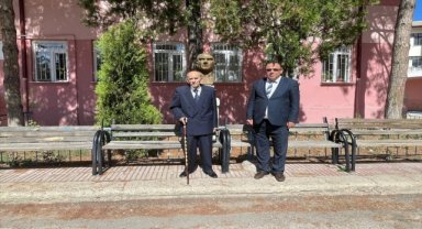 Emektar müdür 55 yıl sonra misafir olarak tekrar müdür koltuğuna oturdu