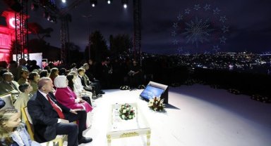 Emine Erdoğan: Tarihimizin şanlı yıl dönümünü, istiklalimizin imza eserleriyle, büyük bir coşku ile kutladık