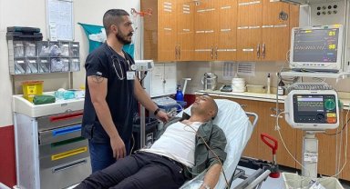 Enkaz altından 108 saat sonra çıkarıldı, şimdi hemşire olarak hastalara yardımcı oluyor