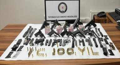 Eskişehir'de aranan şüphelinin evinde silahlar ele geçirildi