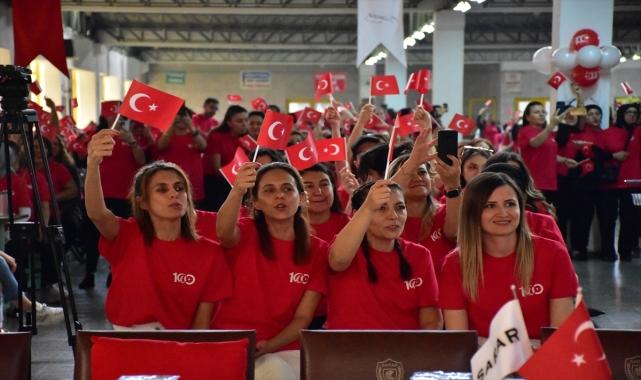 Eskişehir'de giyim markasının çalışanları Cumhuriyet'in 100. yıl dönümünü kutladı