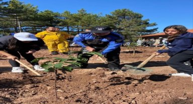 Eskişehir'de polislerle çocuklar piknik yaptı, fidan dikti