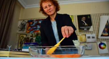 Eskişehirli sanatçı sebzelerden kağıt üretiyor