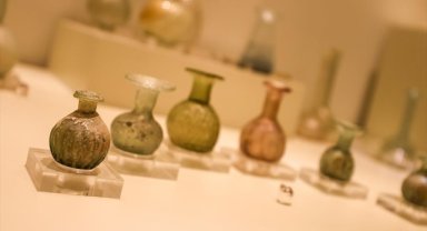 Gaziantep Arkeoloji Müzesi'ndeki cam eserler deprem riskine karşı özel jelle sabitleniyor