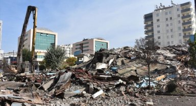 Gaziantep'te ağır hasarlı binaların yıkımı sürüyor