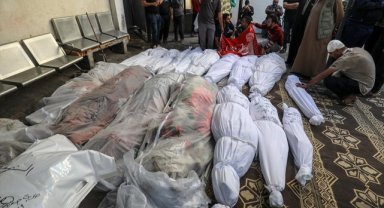 Gazze'de kimliği tespit edilemeyen parçalanmış cenazeler toplu mezarlara defnediliyor