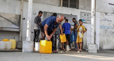 Gazze'de su krizi yaşayan Filistinliler temizlik için deniz suyu kullanmak zorunda kalıyor