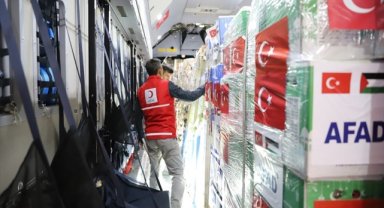 Gazzeli siviller için Türkiye'nin insani yardımlarını taşıyan ilk uçak Mısır'a iniş yaptı