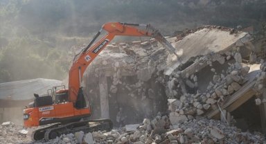 Hatay'da ağır hasarlı 5 bina kontrollü yıkıldı