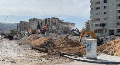 Hatay'da ağır hasarlı binaların kontrollü yıkımı sürdü