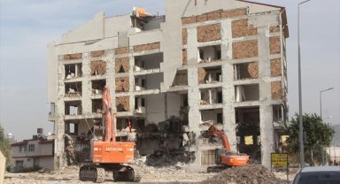 Hatay'da ağır hasarlı binaların kontrollü yıkımı sürüyor