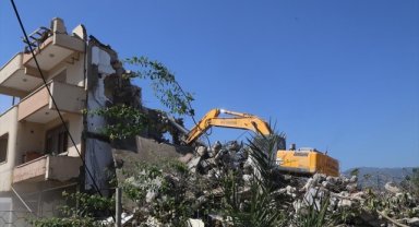Hatay'da depremlerde ağır hasar alan 4 bina kontrollü yıkıldı