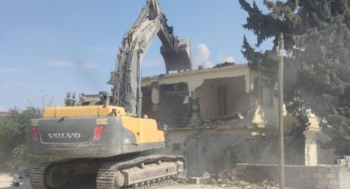 Hatay'da depremlerde ağır hasar alan 5 bina kontrollü yıkıldı