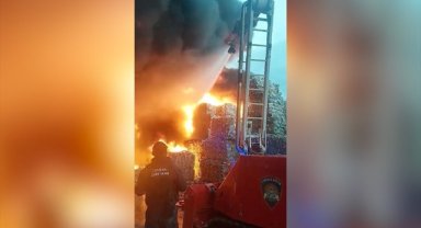 Hırvatistan'ın Osijek şehrinde plastik depolama alanında çıkan yangın sürüyor