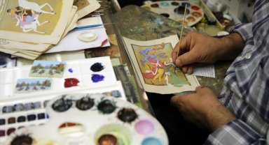 İran'ın tarihi İsfahan şehrinde minyatür ve minekari sanatları nesilden nesile aktarılıyor