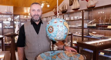 İş insanı 30 yıllık gemi maketi koleksiyonunu ofisinde sergiliyor