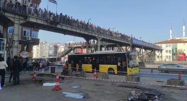 İstanbul'da metrobüs duraklarında yoğunluk yaşandı 