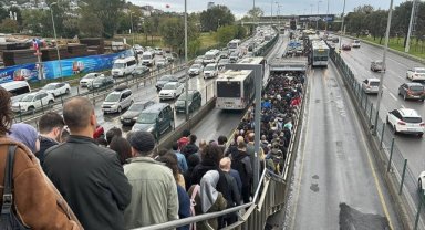 İstanbul'da yağışlı havanın etkisiyle trafik yoğunluğu yaşanıyor
