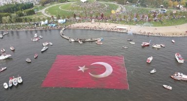 İzmit Körfezi'nde 1923 metrekarelik Türk bayrağı açıldı