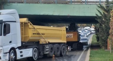 Kartal'da iş makinesi yüklü tırın alt geçitte sıkışması trafik yoğunluğu oluşturdu