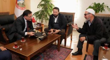 Kayseri Valisi Uygur Türkleri ile ilgili elinden geleni yapacağını söyledi