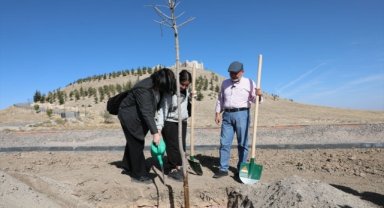 Kayseri'de Cumhuriyet'in 100. yılında 100 genç 100 fidan dikti