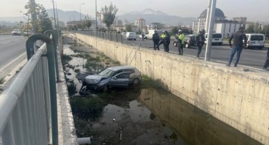 Kayseri'de kanala düşen otomobilin sürücüsü yaralandı