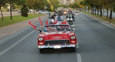 Kayseri'de klasik araba ve motosikletlerle "100. Yıl Ay-Yıldız Turu" düzenlendi
