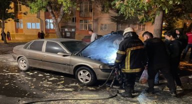 Kayseri'de park halindeki otomobil yandı
