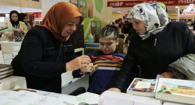 Kayseri'de serebral palsi hastası tek parmağıyla kullandığı bilgisayarda kitap yazdı