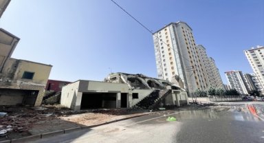 Kayseri'de statik açıdan sorunlu cami ile minaresi kontrollü yıkıldı