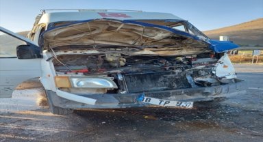 Kayseri'de tarım işçilerini taşıyan minibüs ile yakıt tankeri çarpıştı, 15 kişi yaralandı