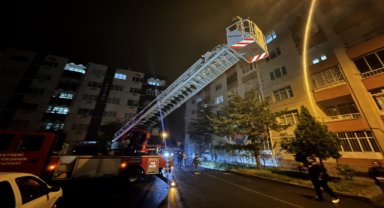 Kayseri'de yangın çıkan apartmanda mahsur kalanları itfaiye kurtardı