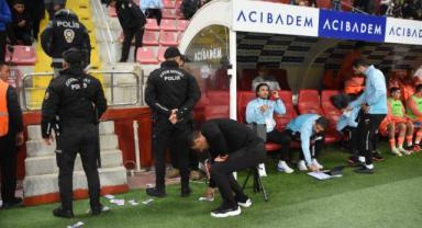 Kayserispor taraftarından Çağdaş Atan'a tepki: Sahaya sahte Euro attılar